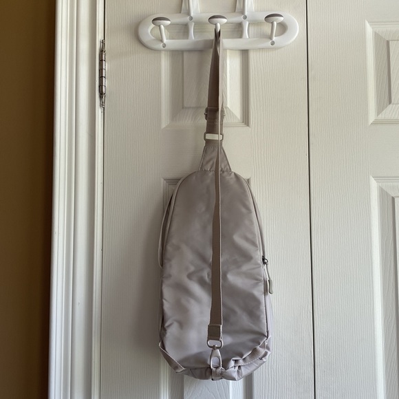 Nylon cross body bag! Brand new never used! - Picture 4 of 6